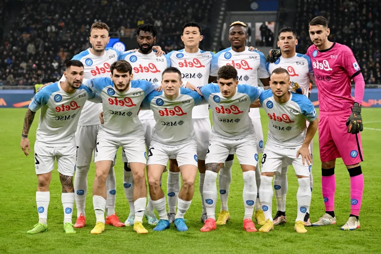 Napoli, Hellas Verona'yı 2-0 mağlup ederek galibiyetle ayrıldı!