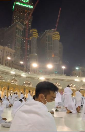 Malezyalı Nasipli İlk Umre 2022 Kafilesi Mekke Kabe'de Tavaf Namazında