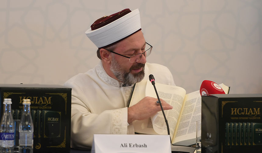 Diyanet-İşleri-Başkanı-Erbaş,-“Hadislerle-İslam”-adlı-eserin-Rusça-çevirisini-tanıttı01