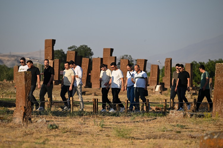 Selçuklu Meydan Mezarlığı'nda Ecdada Vefa Ziyareti Yoğunluğu (2)