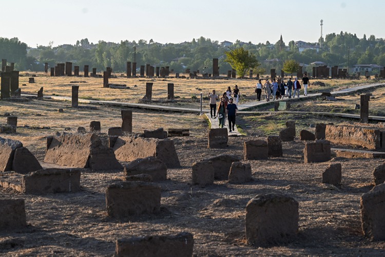 Selçuklu Meydan Mezarlığı'nda Ecdada Vefa Ziyareti Yoğunluğu (4)