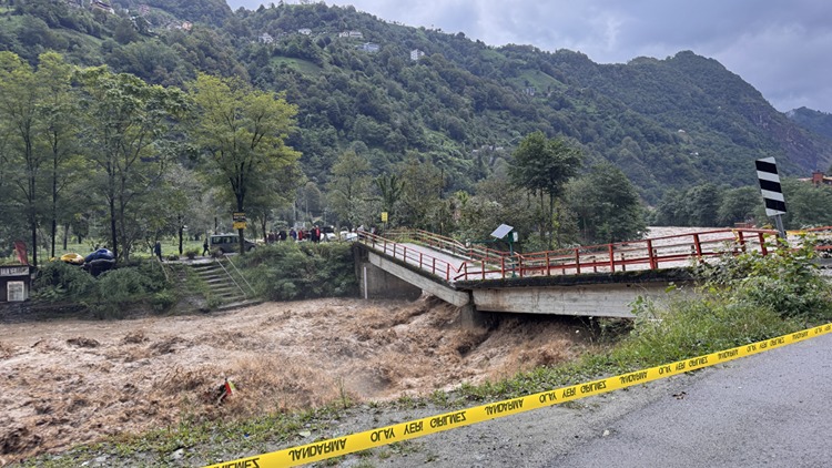 Şiddetli Yağış Karadeniz'de Sel Ve Heyelana Neden Oldu (2)