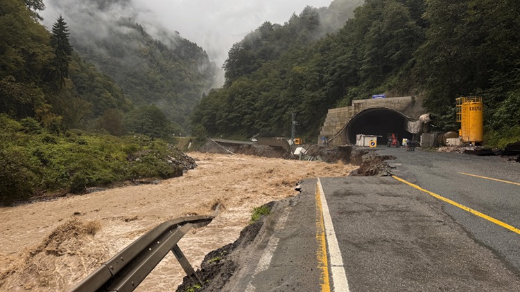 Şiddetli Yağış Karadeniz'de Sel Ve Heyelana Neden Oldu (3)