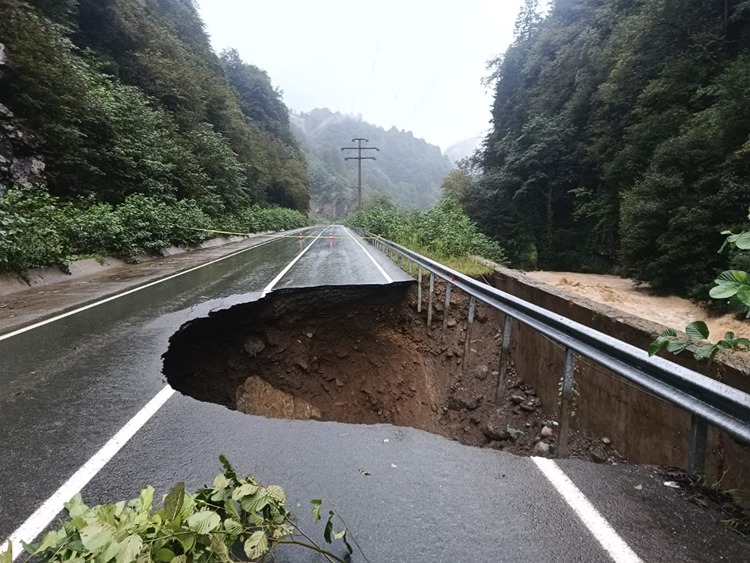 Şiddetli Yağış Karadeniz'de Sel Ve Heyelana Neden Oldu (4)